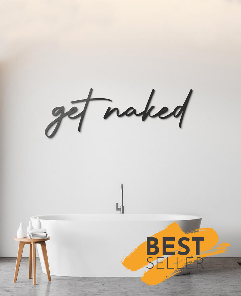 Meine Wanddeko Wanddekoration Mesi get naked in einem Schwarz Weißen Badezimmer an der Wand über einer freistehenden Badewanne