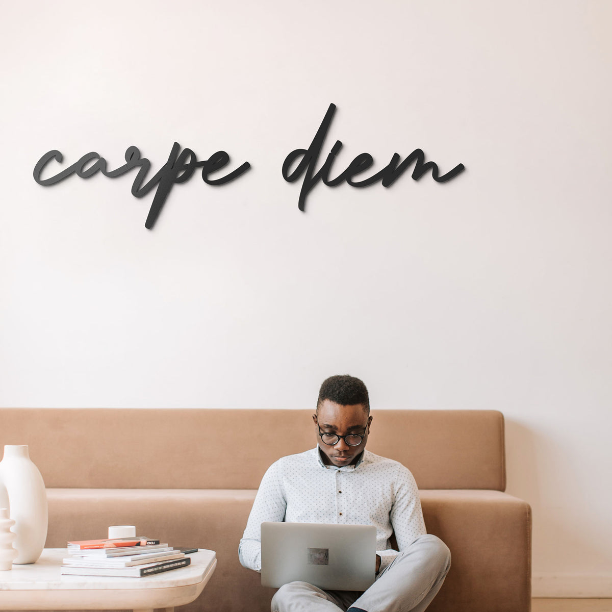 Mesi Carpe Diem Wanddeko aus Metall in stillvollem Wohnzimmer das zum Arbeiten und Entspannen einlaedt