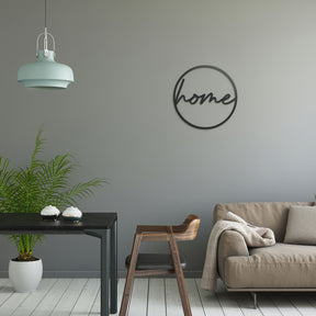 Mederi Home Wanddeko aus Metall in einem modernen Wohnzimmer mit schwarzen Tisch und braunem Sofa